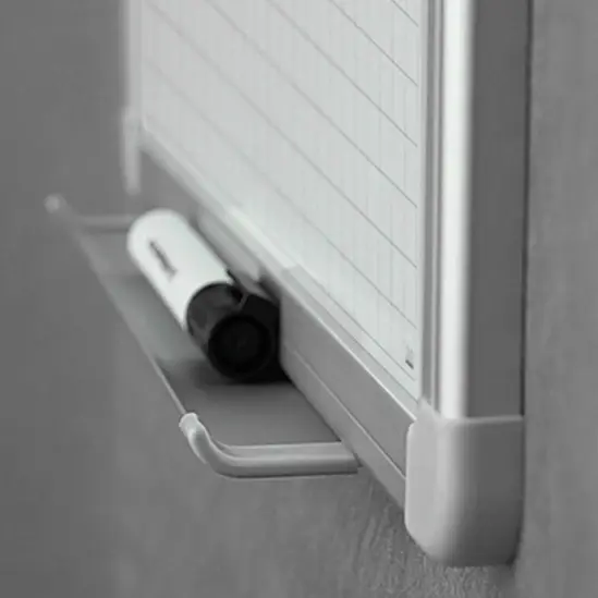 Бяла дъска с квадрати 120х240 см - снимка на поставката за маркери