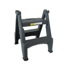 Стълба PVC 2 стъпала- разпъната, снимана отрпед, сива