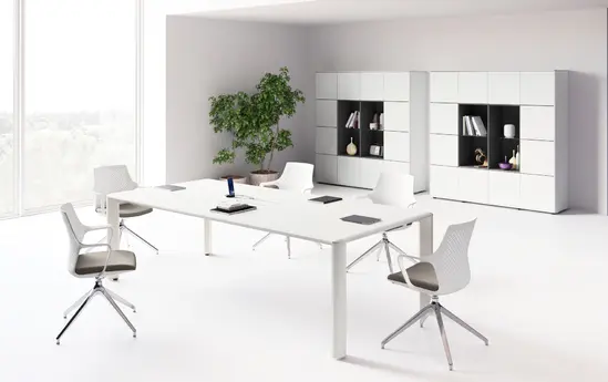 Заседателна маса IULIO 02- снимка в офис, бял цвят мебели