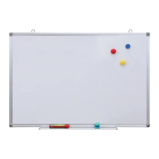 Бяла магнитна дъска с алуминиева рамка 120х180 см - снимана в профил с наредени маркери и магнити
