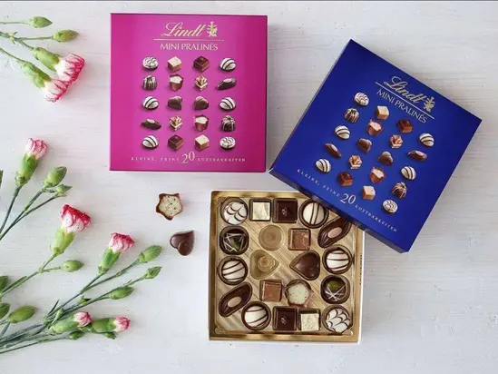 Синя и розова кутия Мини пралини Lindt 20 броя с бонбони