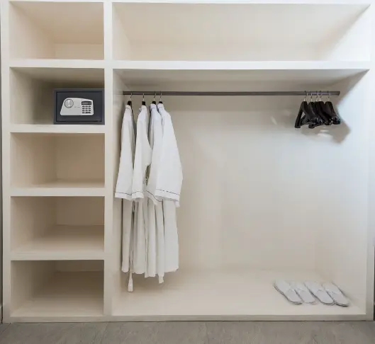 Метален сейф UNS TR1 - разположен в гардероб